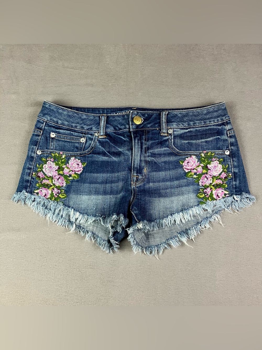 American Eagle Women’s Denim Jean Shorts Size 8 Embroidered Floral Stretch. In g